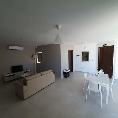 Qawra Modern 1 Bedroom Penthouse 아파트 *